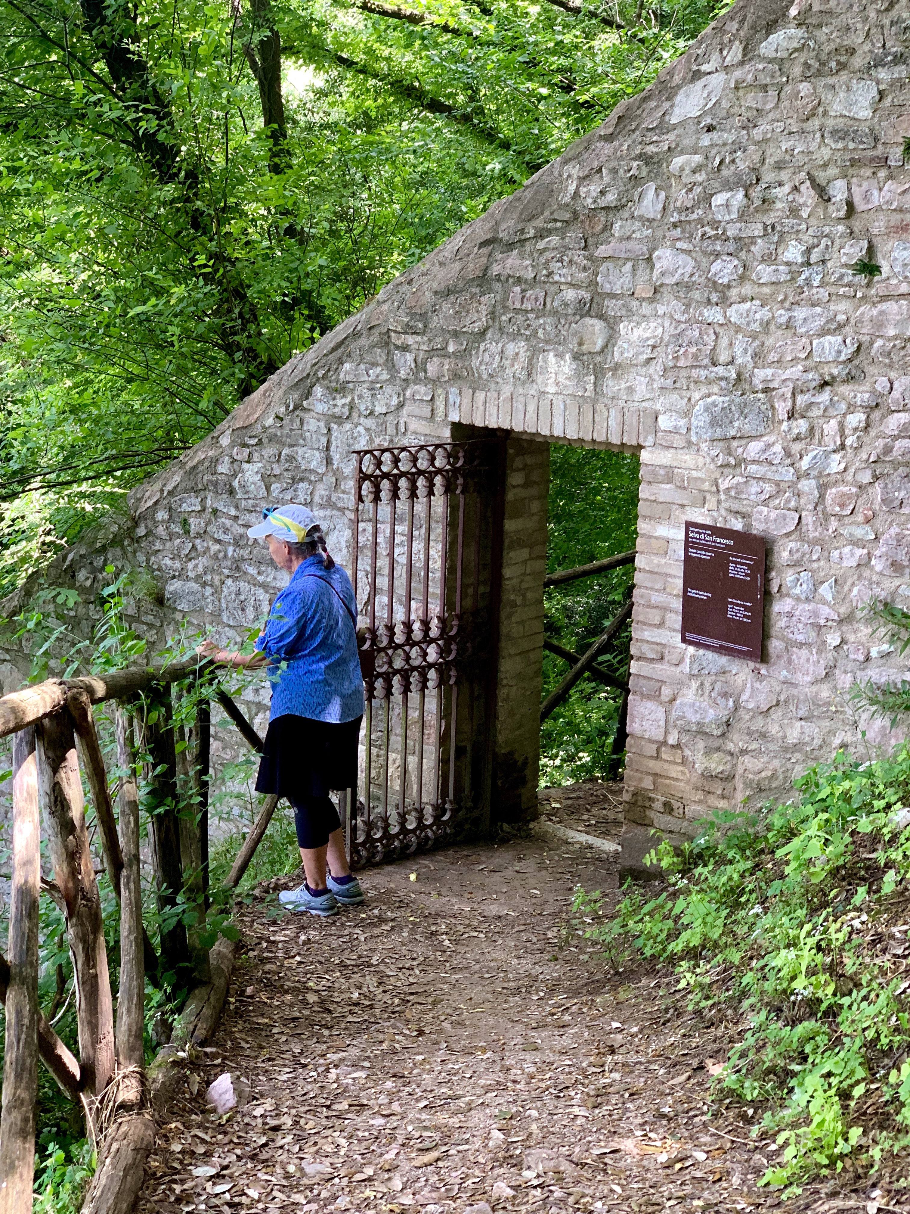 An old wall, along the trail down to the bottom